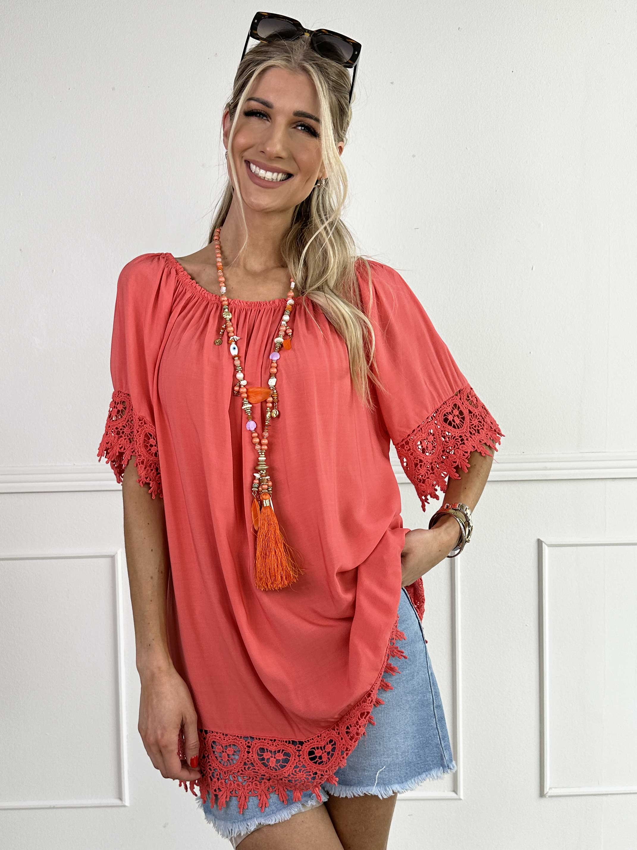 Carnelia - Sød tunikakjole i viskose med broderet kanter